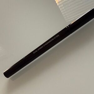 LES PINCEAUX DE CHANEL
Retractable Dual-Ended Eyeshadow Brush N°200